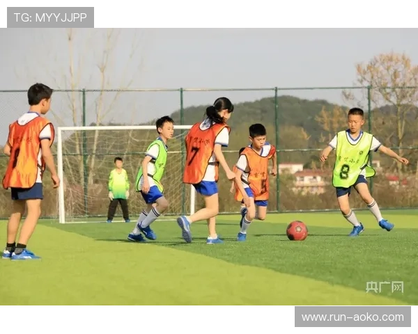 儿童版足球巨星人物形象展示快乐绿茵场上的未来之星