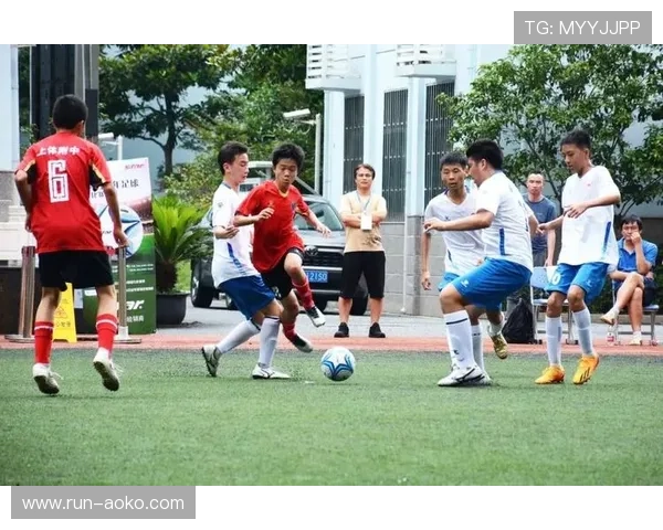 帅哥球星绿茵驰骋展现足球激情魅力与青春风采