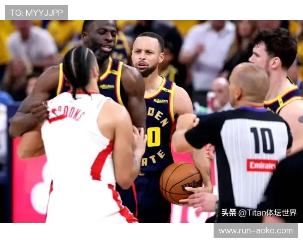 足球场上冲突不断 球星暴力打架事件引发热议