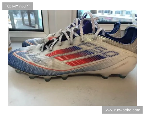 足球明星如何挑选足球鞋 解析球场表现背后的鞋履秘密