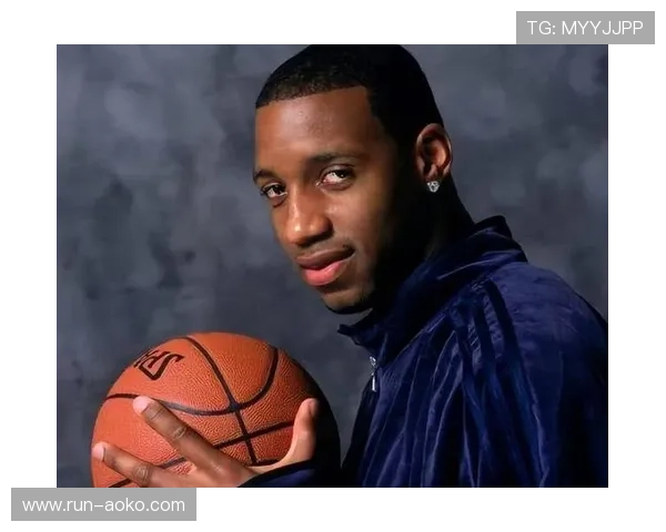 足球球星佩戴耳钉亮相赛场挑战传统造型展示个性与时尚风潮